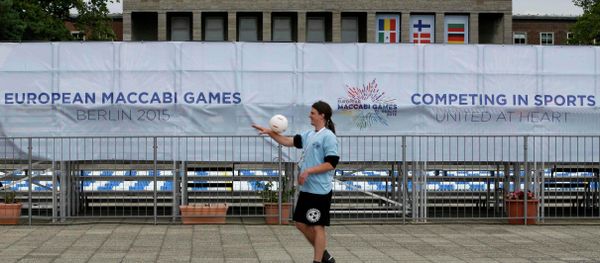 A volunteer plays with a ball outside the Olympic Park during preparations for the 14th European Maccabi Games in Berlin, Germany July 27, 2015. - Sputnik International