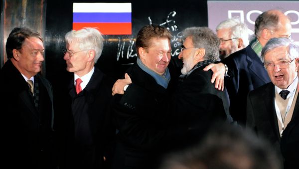 Russia's gas giant Gazprom CEO, Alexei Miller (C) hugs Turkish Minister of Energy and Natural Resources Taner Yildiz (2nd R)during a ceremony to launch the construction of South Stream gas pipeline outside the Black Sea resort town of Anapa. File photo - Sputnik International