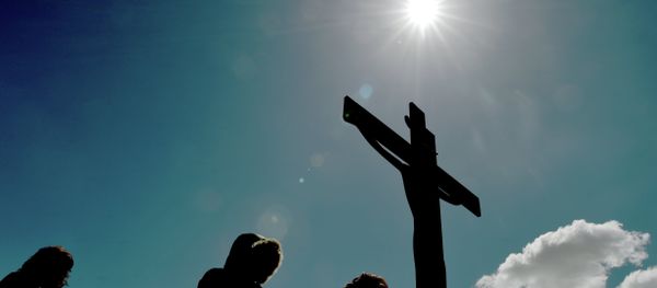 Pilgrims of the Greek Orthodox Church stand in front of an image of Jesus crucified during the ceremony marking the Apokathelosis Pilgrims of the Greek Orthodox Church stand in front of an image of Jesus crucified during the ceremony marking the Apokathelosis - Sputnik International