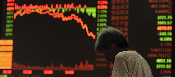 An investor stands in front of an electronic board showing stock information at a brokerage house in Fuyang, Anhui province, July 27, 2015 - Sputnik International