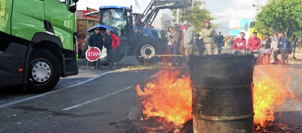 A barrel burns as a road in Kehl, Germany is blocked by French farmers leading to a bridge linking Kehl and Stasbourg, France on July 27, 2015 A barrel burns as a road in Kehl, Germany is blocked by French farmers leading to a bridge linking Kehl and Stasbourg, France on July 27, 2015 - Sputnik International
