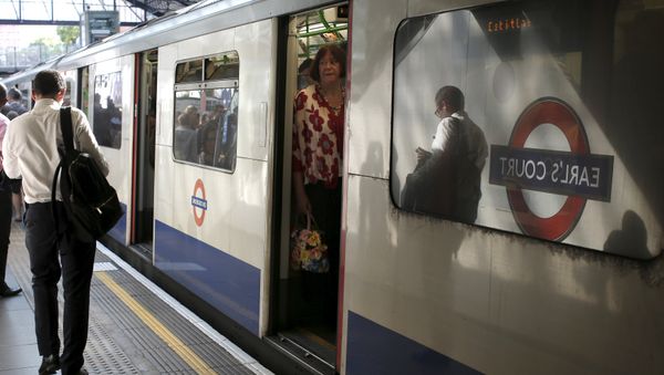 Commuters at Earls Court underground station attempt to complete their journey on Wednesday evening, in London, Britain, July 8, 2015 - Sputnik International