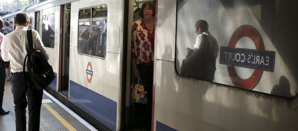 Commuters at Earls Court underground station attempt to complete their journey on Wednesday evening, in London, Britain, July 8, 2015 Commuters at Earls Court underground station attempt to complete their journey on Wednesday evening, in London, Britain, July 8, 2015 - Sputnik International