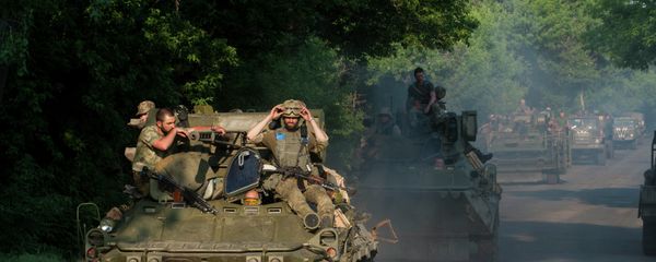Ukrainian soldiers from the 25th airborne brigade ride atop an APC in a convoy of military vehicles on the outskirts of Marinka, Donetsk region, eastern Ukraine, Thursday, June 4, 2015 Ukrainian soldiers from the 25th airborne brigade ride atop an APC in a convoy of military vehicles on the outskirts of Marinka, Donetsk region, eastern Ukraine, Thursday, June 4, 2015 - Sputnik International