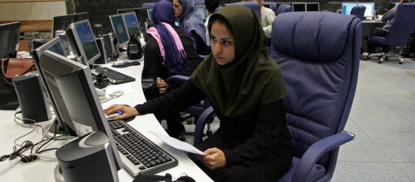 Iranian staff members of Press TV news channel work at the newsroom in Tehran, 20 June 2007 - Sputnik International