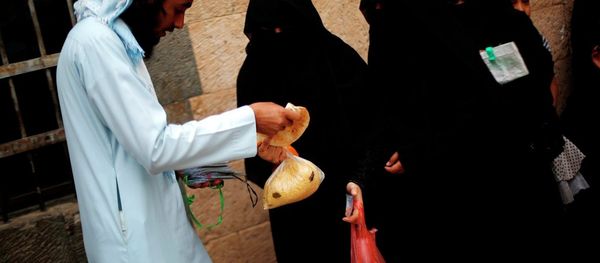 Yemeni women receive free food donated by Yemeni volunteers during the holy month of Ramadan, in Sanaa, Yemen, Friday, June 26, 2015. - Sputnik International