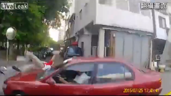Police Chase Scooter Driver ..... Karma Strikes - Sputnik International