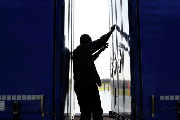 A migrant stands between two trailers of a lorry as he attempts to cross the English Channel, in Calais, northern France, Wednesday, June 24, 2015.  - Sputnik International