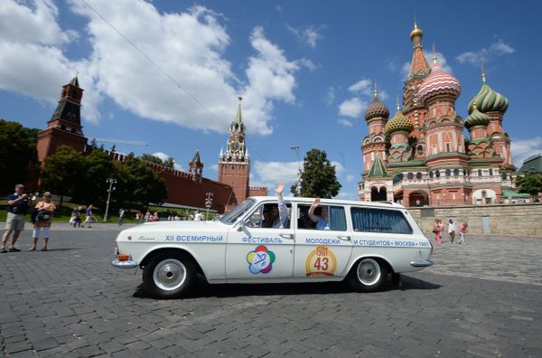 Soviet Style Icons: Retro Car Rally on Red Square - Sputnik International