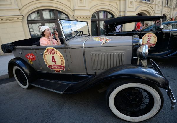 Soviet Style Icons: Retro Car Rally on Red Square - Sputnik International