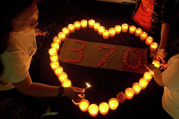 Relatives of Chinese passengers on board the Malaysia Airlines Flight MH370 light candles in a prayer room in Beijing, China, Friday, April 4, 2014. - Sputnik International