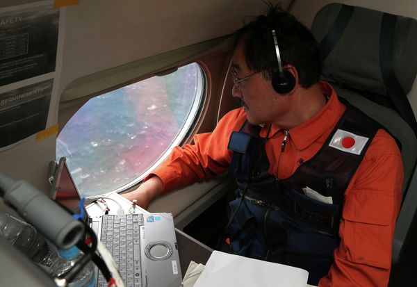 Communications specialist Hidetaka Sato on a Japan Coast Guard Gulfstream aircraft, looks out of a window searching for the missing Malaysia Airlines Flight MH370 in Southern Indian Ocean, near Australia, Tuesday, April 1, 2014. Communications specialist Hidetaka Sato on a Japan Coast Guard Gulfstream aircraft, looks out of a window searching for the missing Malaysia Airlines Flight MH370 in Southern Indian Ocean, near Australia, Tuesday, April 1, 2014. - Sputnik International