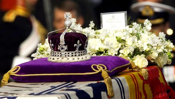 The Koh-i-noor, or mountain of light, diamond, set in the Maltese Cross at the front of the crown made for Britain's late Queen Mother Elizabeth. - Sputnik International