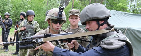 US soldier, left, instructs a Ukrainian soldier during joint training exercises on the military base in the Lviv region. - Sputnik International