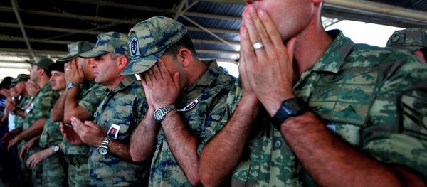Turkish soldiers pray during the funeral of slain soldier Mehmet Yalcin Nane, killed Thursday by IS militants when they attacked a Turkish military outpost at the border with Syria, in the town of Gaziantep, southeastern Turkey, Friday, July 24, 2015. Turkish soldiers pray during the funeral of slain soldier Mehmet Yalcin Nane, killed Thursday by IS militants when they attacked a Turkish military outpost at the border with Syria, in the town of Gaziantep, southeastern Turkey, Friday, July 24, 2015. - Sputnik International