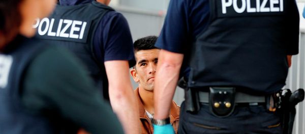German federal police officers check refugees who arrived without documents at the main station in Rosenheim, Germany, Tuesday, July 28, 2015. German federal police officers check refugees who arrived without documents at the main station in Rosenheim, Germany, Tuesday, July 28, 2015. - Sputnik International