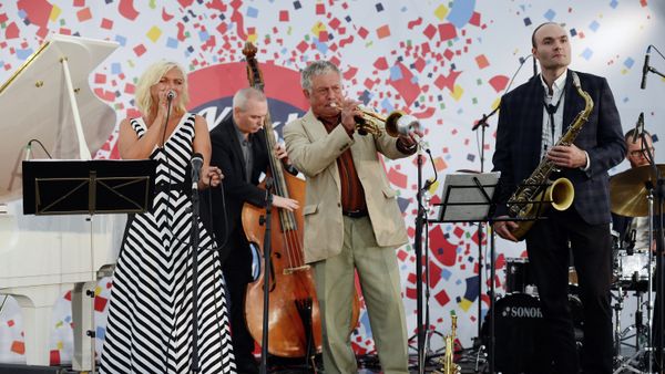 The singer Irina Rodiles, jazzman Viktor Arzu Guseinov and Sergei Golovnya, art director of the international Koktebel Jazz Party performing at the Koktebel Jazz Party in Moscow - Sputnik International