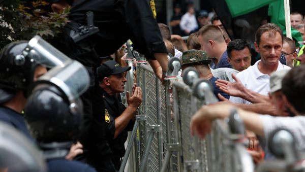 Bosnian worker scuffles with riot police during protest in Bosnian capital of Sarajevo - Sputnik International