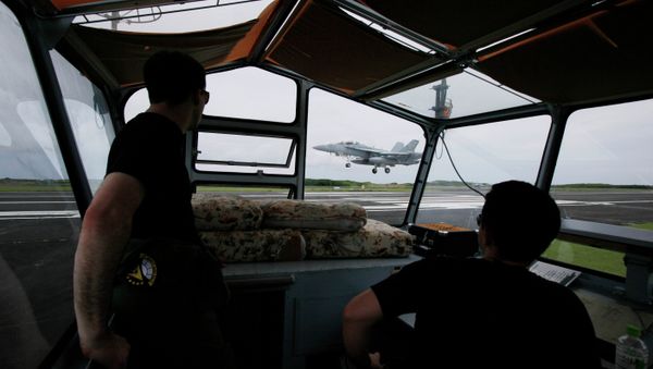 EA-18G Growler does touch-and-go landing training - Sputnik International