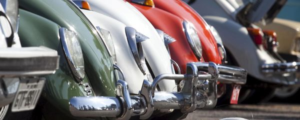 Игрушечная машинка Volkswagen Beetle перед автомобилями-жуками во время праздника в Сан-Бернарду-ду-Кампу Игрушечная машинка Volkswagen Beetle перед автомобилями-жуками во время праздника в Сан-Бернарду-ду-Кампу - Sputnik International