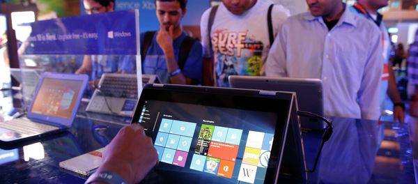 Visitors experience Windows 10 during its launch, in New Delhi, India, Wednesday, July 29, 2015. - Sputnik International