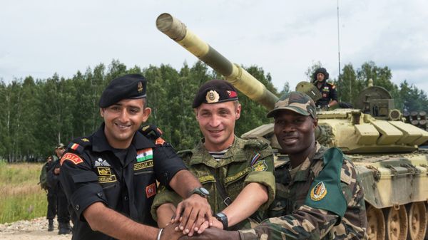 From left: Soldiers from India, Russia and Angola take part in training sessions during the International Army Games-2015 at the Alabino training center in the Moscow Region - Sputnik International