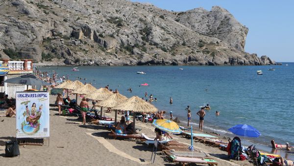 Vacationers on a beach in Sudak - Sputnik International