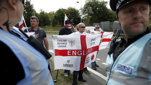 English nationalists take part in a counter-protest aimed at protestors demonstrating in solidarity of migrants in Calais, in Folkestone, Britain - Sputnik International
