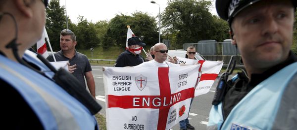 English nationalists take part in a counter-protest aimed at protestors demonstrating in solidarity of migrants in Calais, in Folkestone, Britain English nationalists take part in a counter-protest aimed at protestors demonstrating in solidarity of migrants in Calais, in Folkestone, Britain - Sputnik International