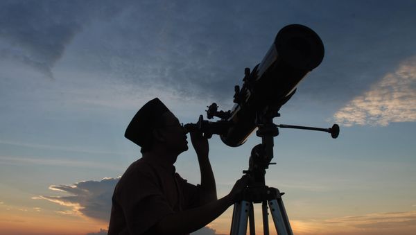 In this photograph taken on August 10, 2010 an official from the State Islamic University (STAIN), uses a telescope to observe the moon after sunset from the coast of Madura in East Java province of Indonesia on the eve of Ramadan In this photograph taken on August 10, 2010 an official from the State Islamic University (STAIN), uses a telescope to observe the moon after sunset from the coast of Madura in East Java province of Indonesia on the eve of Ramadan - Sputnik International
