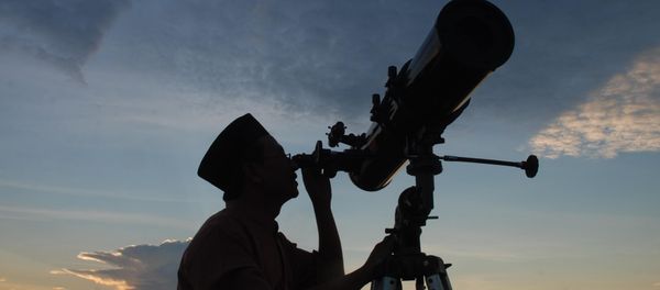In this photograph taken on August 10, 2010 an official from the State Islamic University (STAIN), uses a telescope to observe the moon after sunset from the coast of Madura in East Java province of Indonesia on the eve of Ramadan In this photograph taken on August 10, 2010 an official from the State Islamic University (STAIN), uses a telescope to observe the moon after sunset from the coast of Madura in East Java province of Indonesia on the eve of Ramadan - Sputnik International