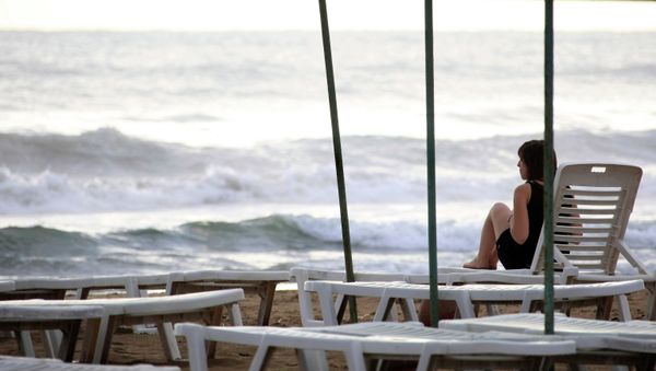 A lonely girl on a beach, Turkey - Sputnik International