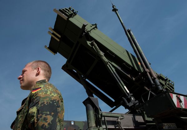 Picturen taken on March 25, 2014, shows a German soldier standing to attention in front of a German Patriot missile launcher at the Gazi barracks in Kahramanmaras, southern Turkey - Sputnik International
