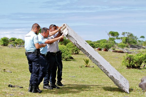 French police officers inspect a piece of debris from a plane in Saint-Andre, Reunion Island - Sputnik International