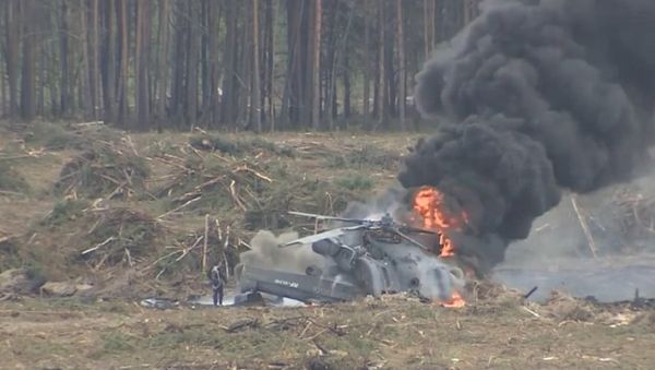 Moment helicopter crashes at airshow in Russia, pilot escapes burning cockpit - Sputnik International