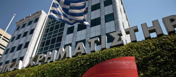 A Greek flag flutters outside the Athens stock exchange , Greece, July 27, 2015 - Sputnik International