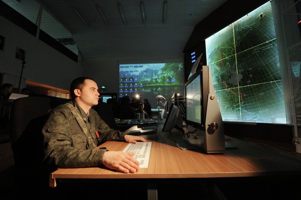 Officers with the 4th Brigade Air Defense (NORAD) air and space defense (ASD) forces in the combat control room in the Moscow region - Sputnik International