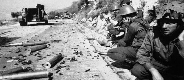 Federal army soldiers take cover at a road near Dubrovnik’s airport in Cilipi, Croatia, Oct. 15, 1991 after heavy fighting with Croatian forces Federal army soldiers take cover at a road near Dubrovnik’s airport in Cilipi, Croatia, Oct. 15, 1991 after heavy fighting with Croatian forces - Sputnik International