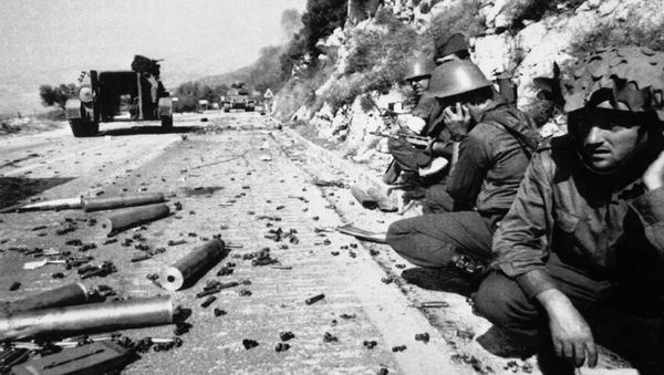 Federal army soldiers take cover at a road near Dubrovnik’s airport in Cilipi, Croatia, Oct. 15, 1991 after heavy fighting with Croatian forces Federal army soldiers take cover at a road near Dubrovnik’s airport in Cilipi, Croatia, Oct. 15, 1991 after heavy fighting with Croatian forces - Sputnik International