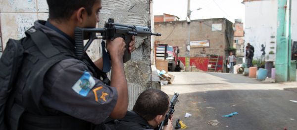 PM militarized police personnel patrol the Chuveirinho favela after an exchange of fire between traffickers and police in the Alemao shantytown complex in Rio de Janeiro, Brazil, on March 24 , 2015 - Sputnik International