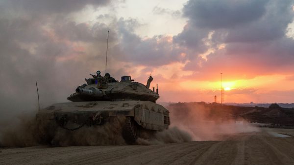 An Israeli Merkava tank rolls back from the Gaza Strip to an army deployment near Israel's border with the Palestinian enclave on August 3, 2014 - Sputnik International