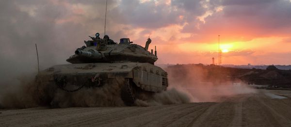 An Israeli Merkava tank rolls back from the Gaza Strip to an army deployment near Israel's border with the Palestinian enclave on August 3, 2014 An Israeli Merkava tank rolls back from the Gaza Strip to an army deployment near Israel's border with the Palestinian enclave on August 3, 2014 - Sputnik International