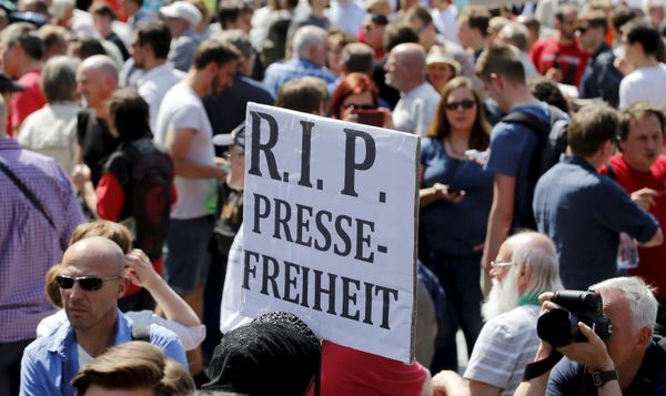 A demonstrator holds up a placard which reads Rest in Peace freedom of press! during a rally to protest against a criminal complaint by the domestic intelligence agency, the Office for the Protection of the Constitution (BfV), over articles about it that appeared on the Netzpolitik.org blog, in Berlin, Germany, August 1, 2015 - Sputnik International