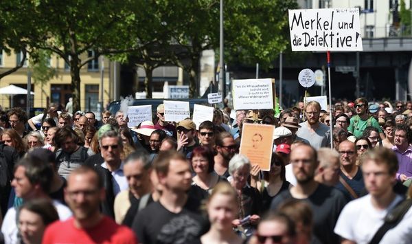 Participants of a demonstration protest in Berlin, Saturday Aug. 1, 2015. Banner at right reads Merkel und die Detektive! (lt: Merkel and the detectives). Participants of a demonstration protest in Berlin, Saturday Aug. 1, 2015. Banner at right reads Merkel und die Detektive! (lt: Merkel and the detectives). - Sputnik International