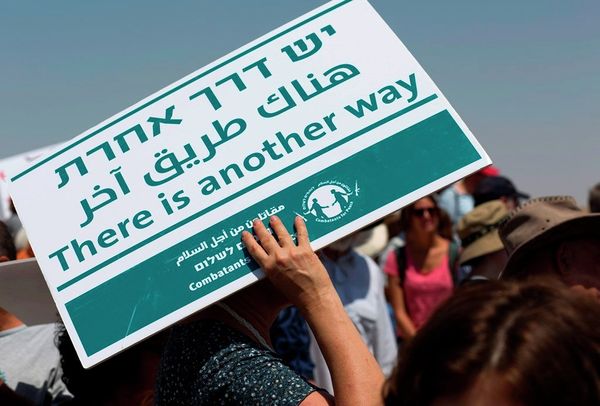 A female foreign peace activist covers her head from the sun with a banner during a demonstration, at the village of Susiya, south of the West Bank city of Hebron, Friday, July 24, 2015. - Sputnik International