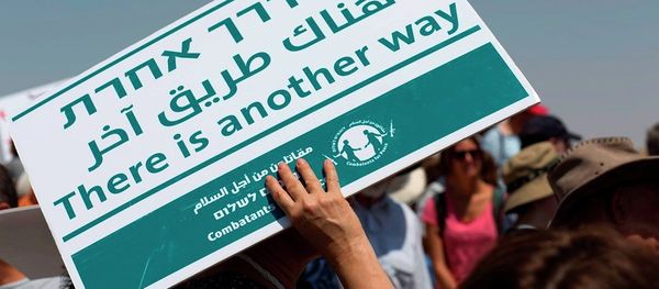 A female foreign peace activist covers her head from the sun with a banner during a demonstration, at the village of Susiya, south of the West Bank city of Hebron, Friday, July 24, 2015. - Sputnik International