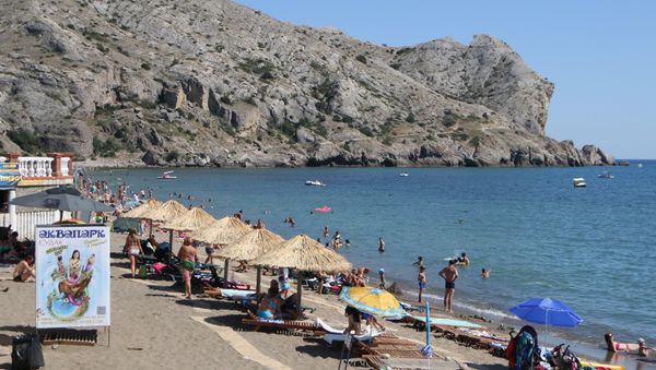 Vacationers on a beach in Sudak, Crimea. - Sputnik International