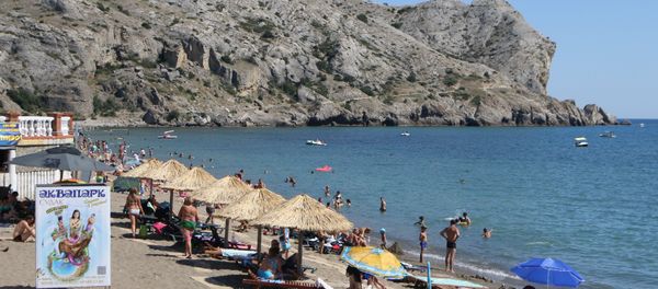 Vacationers on a beach in Sudak, Crimea. Vacationers on a beach in Sudak, Crimea. - Sputnik International
