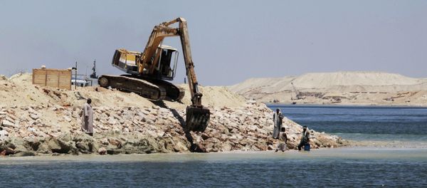 A bulldozer works on the new section of the Suez Canal in Ismailia, Egypt, Wednesday, July 29, 2015 A bulldozer works on the new section of the Suez Canal in Ismailia, Egypt, Wednesday, July 29, 2015 - Sputnik International