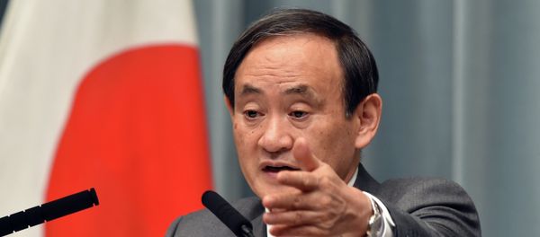 Japan's Chief Cabinet Secretary Yoshihide Suga points to a journalist at a press conference - Sputnik International
